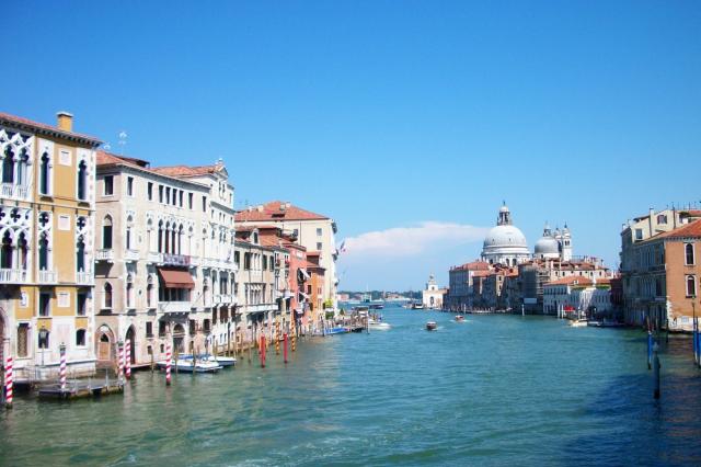 Kāda ir Venēcijas lielākā kanāla forma?